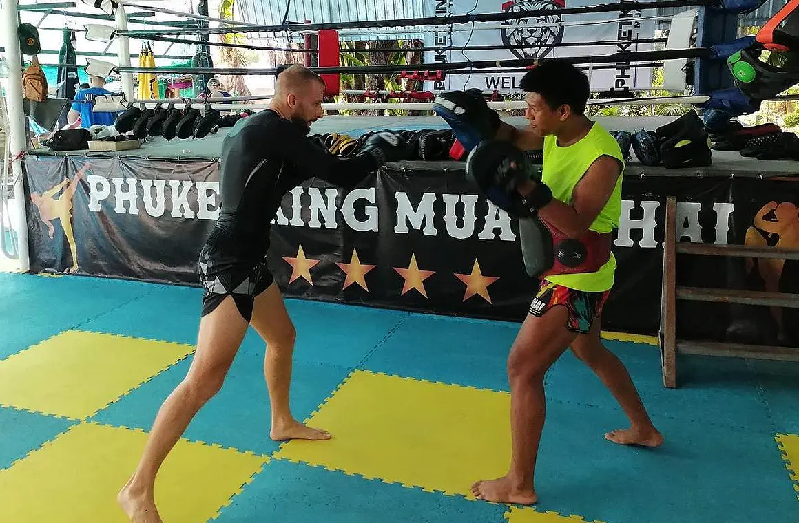 A male fighter trains at an advanced level in the 50-hour Comprehensive Program for Fighters at PhuketKing Muay Thai, designed to boost performance and growth.