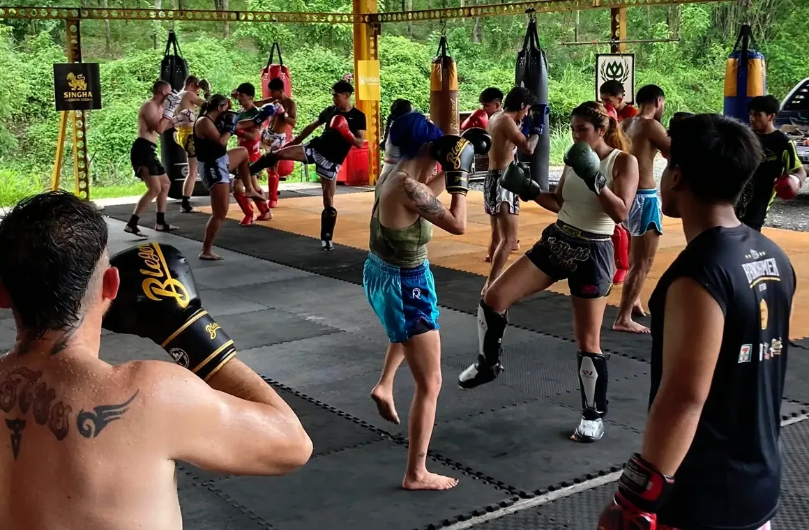 Light sparring at Banchamek Gym, Thailand — an authentic Muay Thai training experience where fitness, culture, and community come alive.