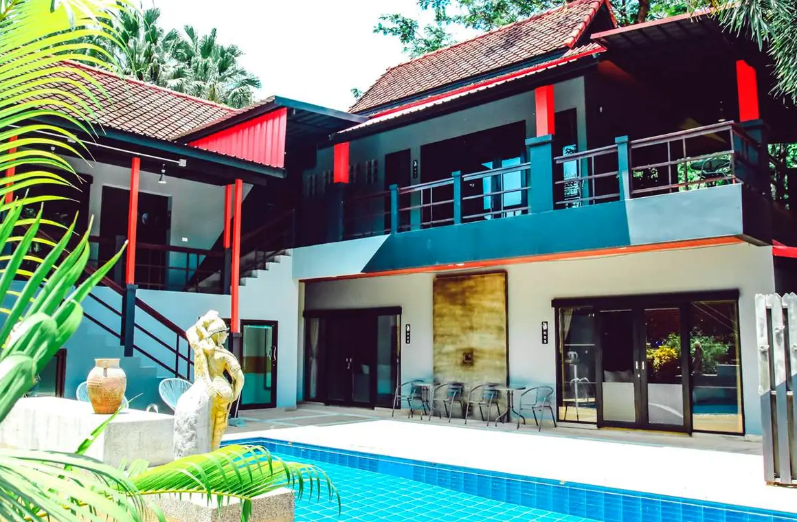 Stay in comfort at Tiger Muay Thai accommodations, featuring clean, modern rooms and a refreshing swimming pool. Perfect for Muay Thai students looking to relax and recharge in Thailand.
