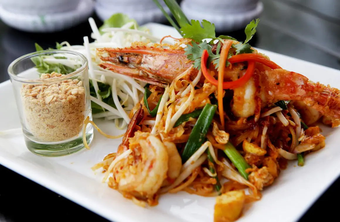 Taste the authentic flavors of Thailand with this delicious Pad Thai with fresh shrimp. Perfect to enjoy after an energizing Muay Thai training session in Thailand!
