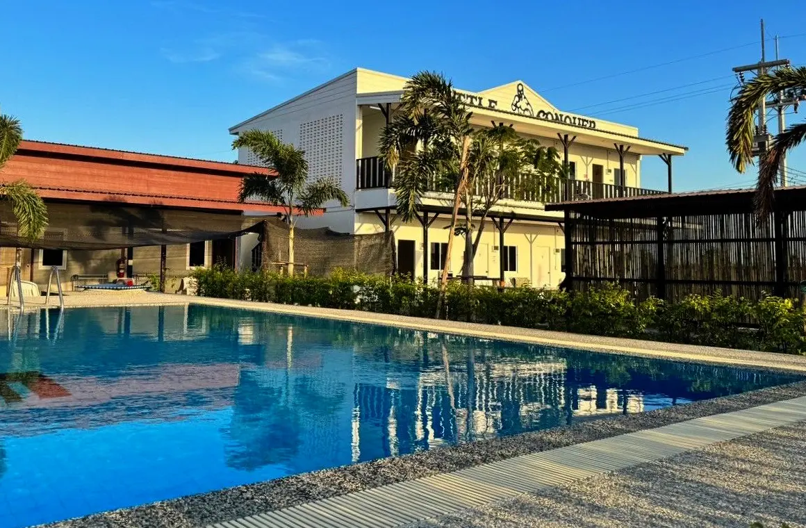 Experience top-level facilities, including a large pool, at Muay Thai Battle Conquer Gym.
