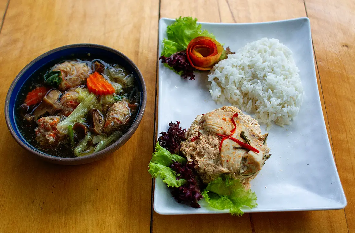 Savor authentic Thai cuisine with a delicious combo of steamed rice, roasted chicken, and clear soup. Perfect for refueling after an exciting Muay Thai training day in Thailand!

