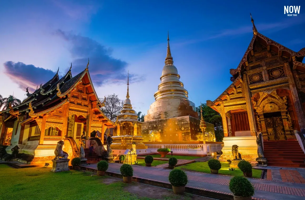 The Lai Kham Viharn (left), golden chedi (center), and ubosot (right) at Wat Phra Singh Woramahawihan, a major temple in Chiang Mai’s Old City. It enshrines Phra Singh (Phra Phuttha Sihing), the revered Buddha image of Chiang Mai and the Lanna Kingdom. 
