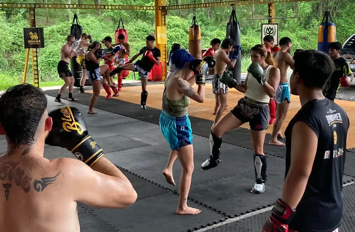 Training at Banchamek Gym in Mae Taeng, Chiang Mai, offers authentic Muay Thai with punches, kicks, elbows, knees, clinch work, defense, pad and bag drills, and sparring. Students of all levels can join, with training packages available from short to long term, some including accommodation and meals within the camp’s beautiful natural setting.
