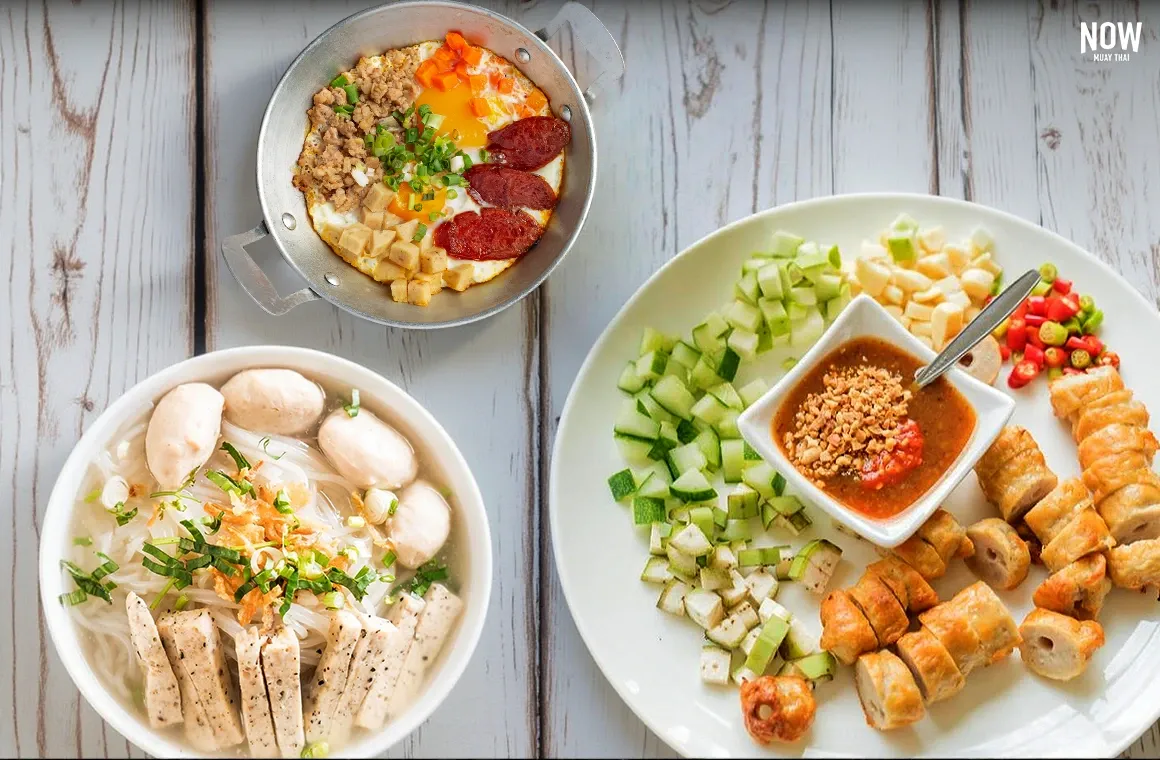 Udon Thani is known for its distinctive local cuisine, blending Thai and Vietnamese flavors. Nam Neung, Khao Piek, and Khai Kratha are popular dishes to try.