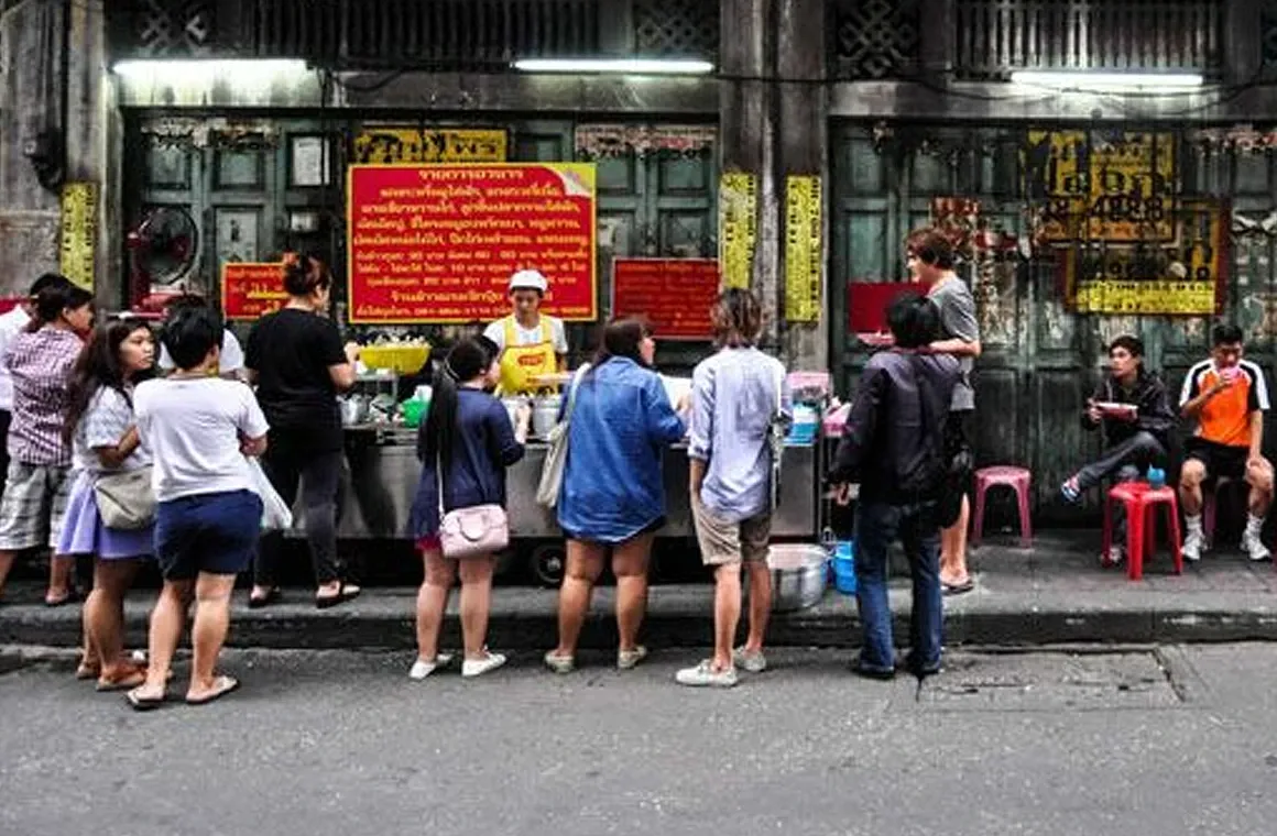 Explore-Yaowarat-Bangkok-p02-Khao-Gaeng-Jek-Pui.webp