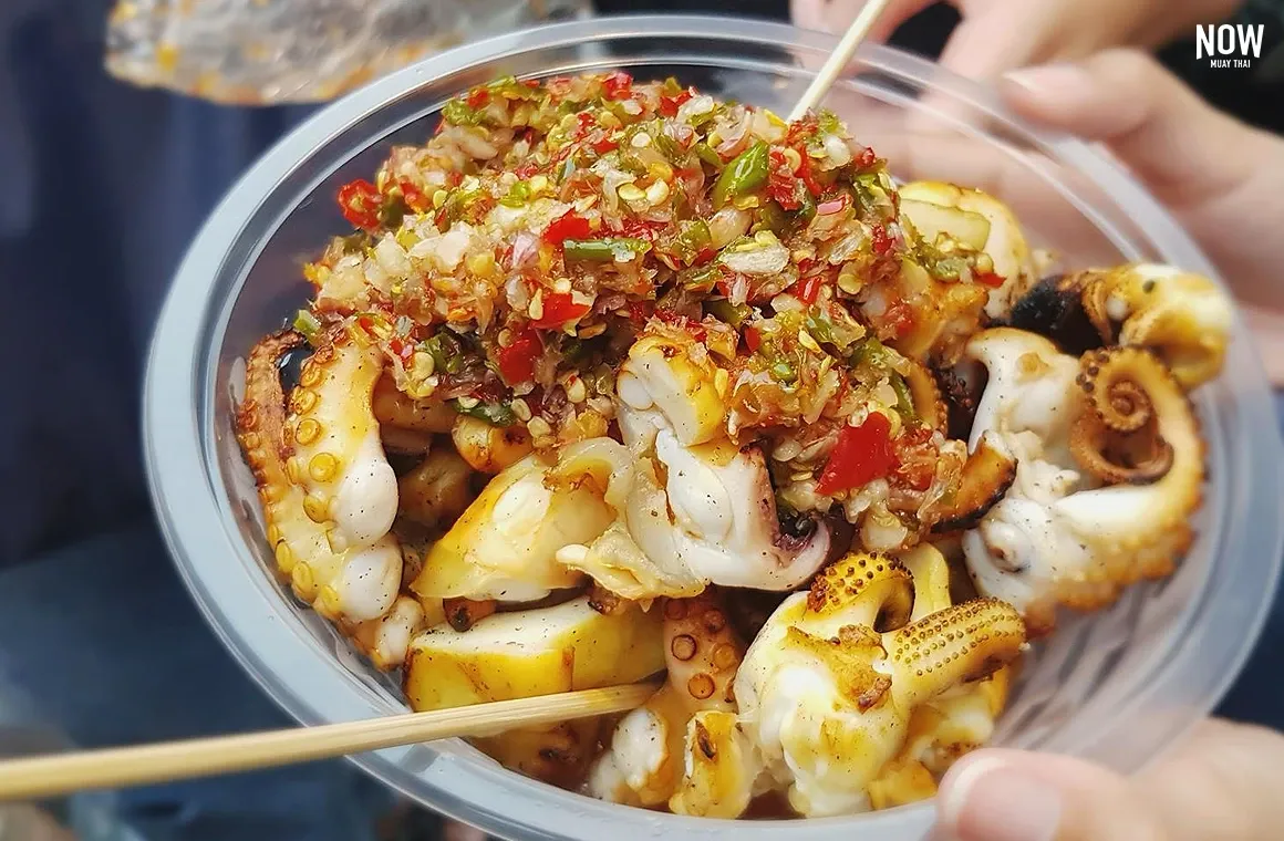 Explore-Yaowarat-Bangkok-p03-Grilled-Squid-Yaowarat.webp