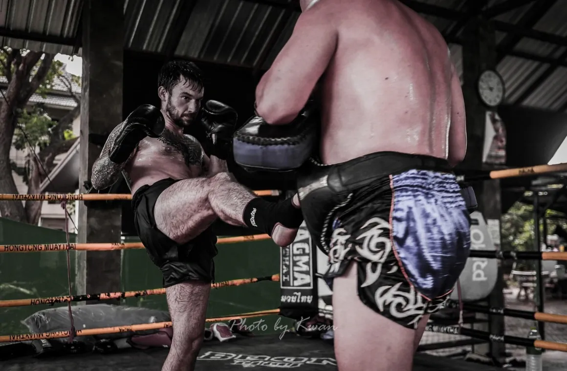 Hongthong Muaythai Gym offering authentic Muay Thai training, DTV visa support and long-term training programs in Chiang Mai.