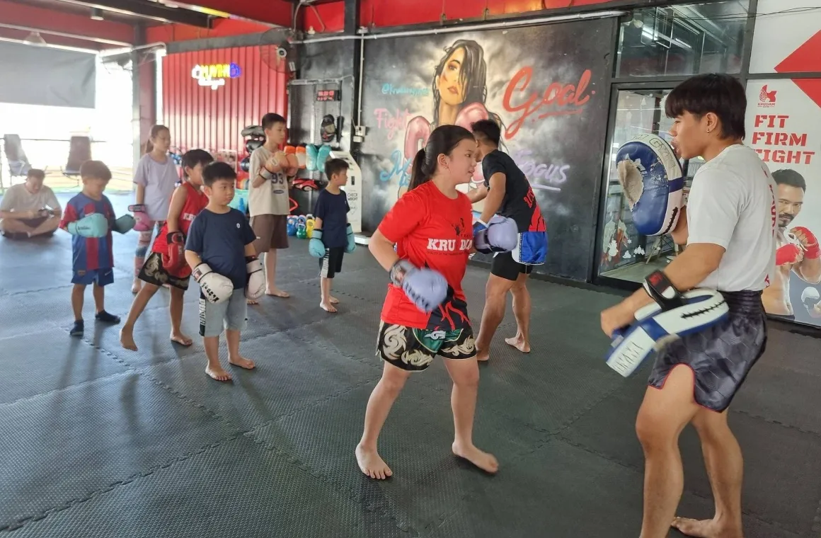 KruDam Gym Ratburana offering authentic Muay Thai training with technical coaching, clinching and conditioning in Bangkok.