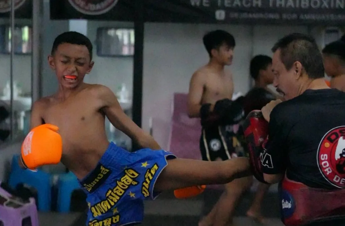 Sor Dejdamrong Muay Thai Gym in Phuket - authentic fight-focused Muay Thai training with Kru Rong.