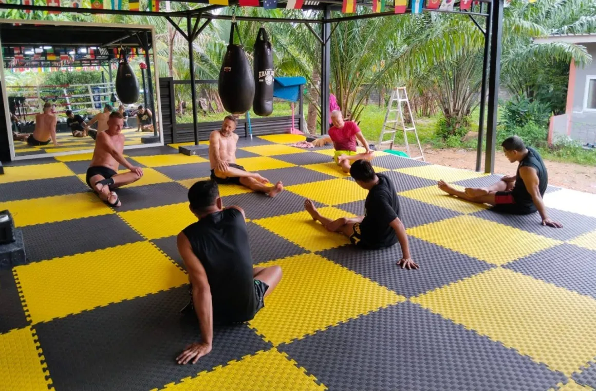Thewaritnoi Krabi Muay Thai offering traditional Muay Thai training with technical instruction and conditioning.