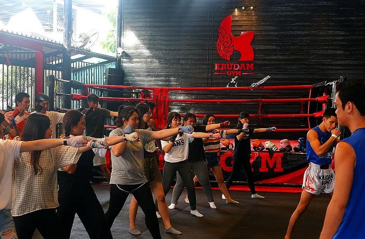 Atmosphere in an adult Muay Thai class at Kru Dam Muay Thai Gym in downtown Bangkok. Before joining, check the class schedule to ensure it aligns with your goals and skill level for the best training experience.