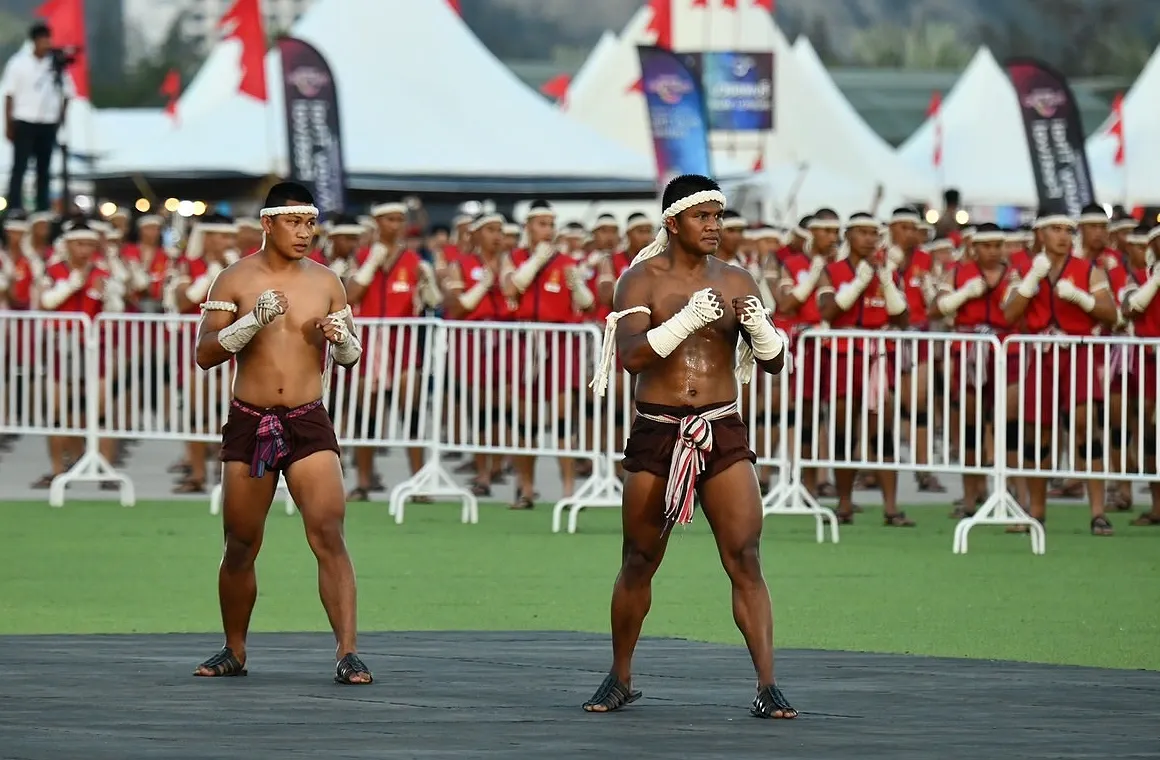 Over 3,650 participants perform the Wai Kru ritual in unison, led by renowned Muay Thai fighter Buakaw Banchamek, achieving a record-breaking moment recognized by Guinness World Records.