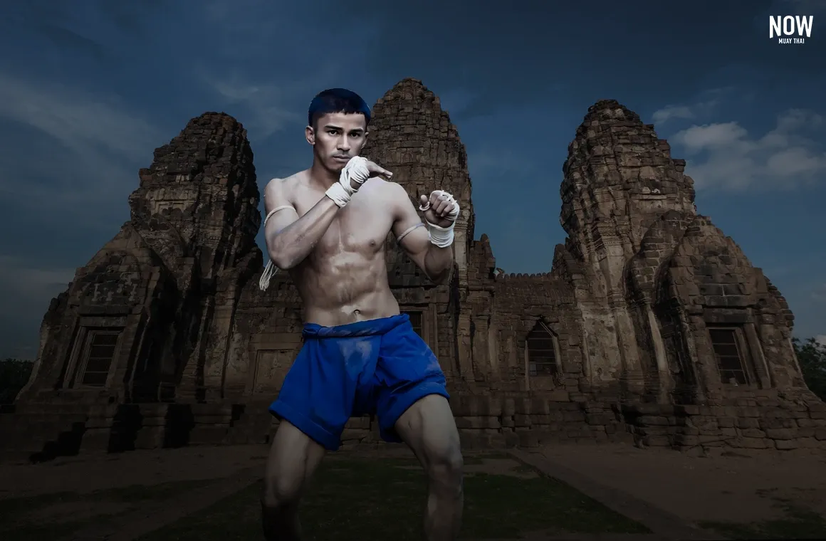 Muay Lopburi, a traditional Muay Thai style from central Thailand, is known for its technical precision and clever strategy. Fighters use quick footwork, sharp punches, and intelligent defense to outmaneuver opponents, showcasing both speed and skill in every move.