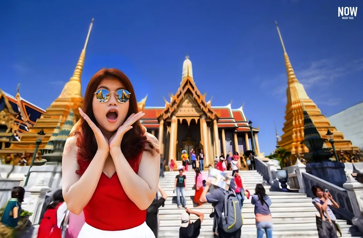 A woman stands in awe in front of a temple in Thailand, reflecting why so many people love to train Muay Thai in its homeland. Muay Thai offers more than just a powerful workout—it’s a journey into Thai culture, blending fitness, mental strength, and rich traditions that attract enthusiasts from around the world.