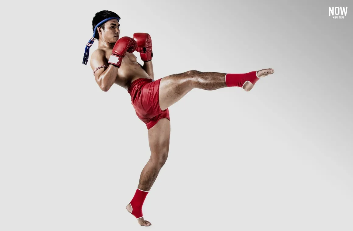 A beginner learning the Muay Thai teep kick, a foundational technique where the toes, ball of the foot, or heel make contact with an opponent. The teep kick can be used in various ways, such as a straight push or a side teep, to control distance and disrupt an opponent’s balance effectively.