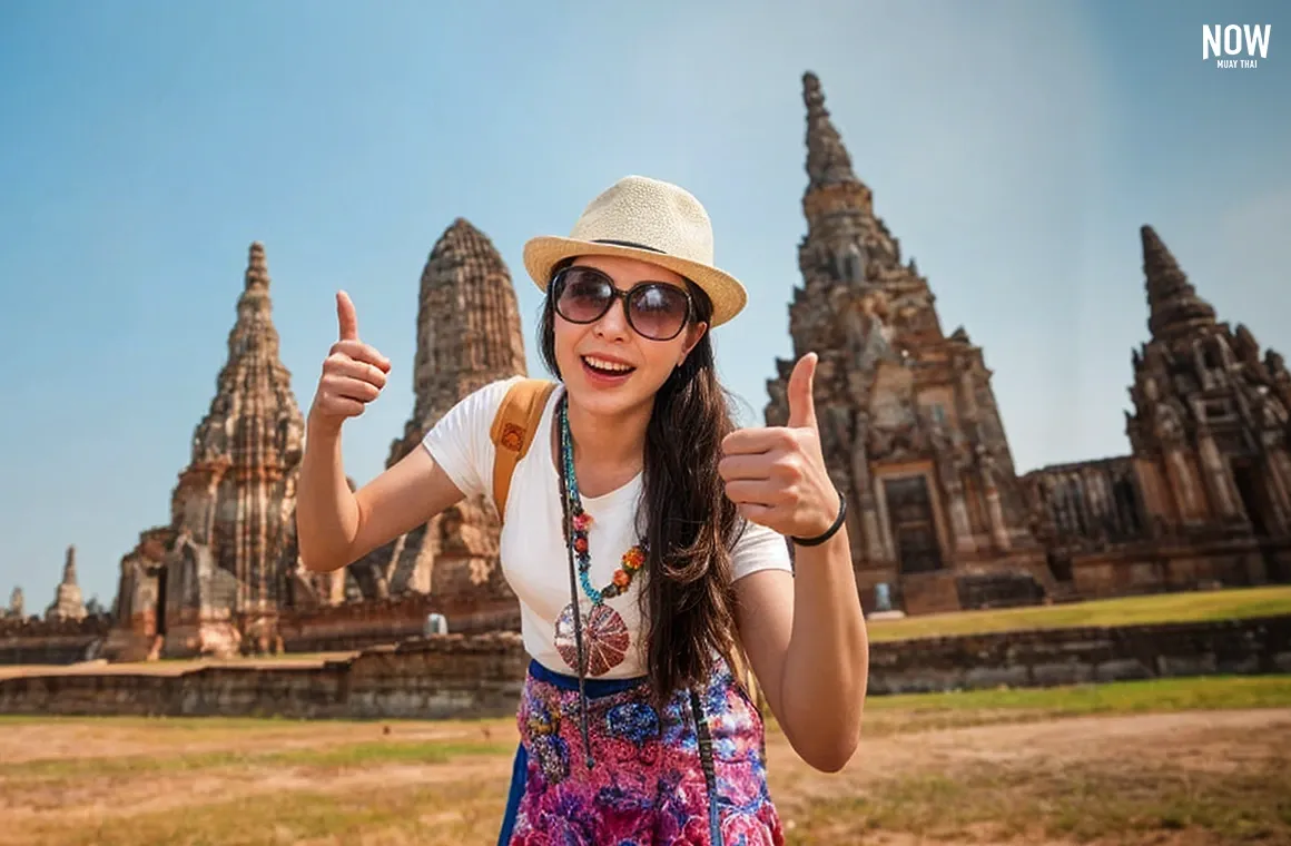 Tourists enjoying Muay Thai training in Thailand, a country rich in cultural heritage. The image captures the unique experience of blending martial arts with travel in a vibrant, culturally immersive environment—a must-try for anyone visiting Thailand.