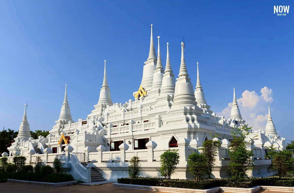 This serene temple is ideal for meditation and offers a tranquil setting with its iconic white pagodas and spiritual ambiance.