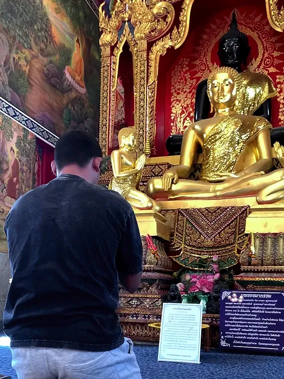 Superlek is paying respects to the Buddha.