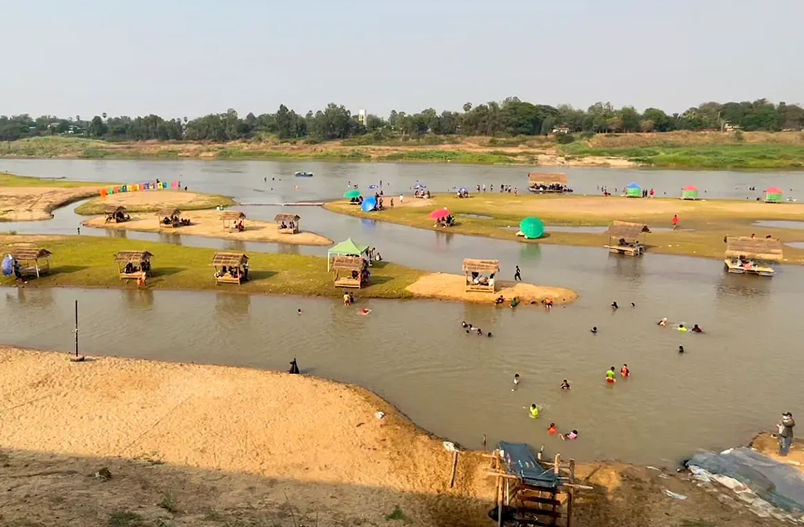 Homemade canvas slides, food stalls, and a relaxed riverside setting make Had Sakae Ngam ideal for families and a laid-back afternoon.