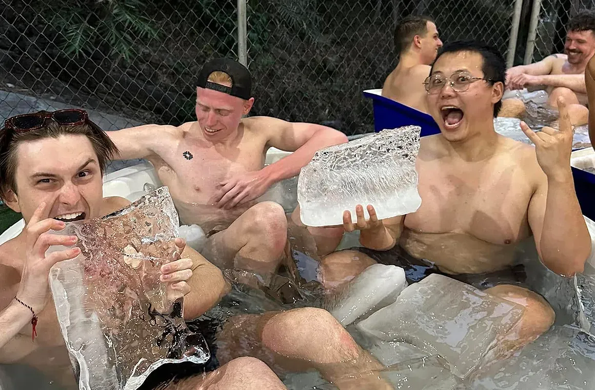Ice bath after training. Reduce muscle soreness, ease inflammation, and speed up recovery—ready for the next session.