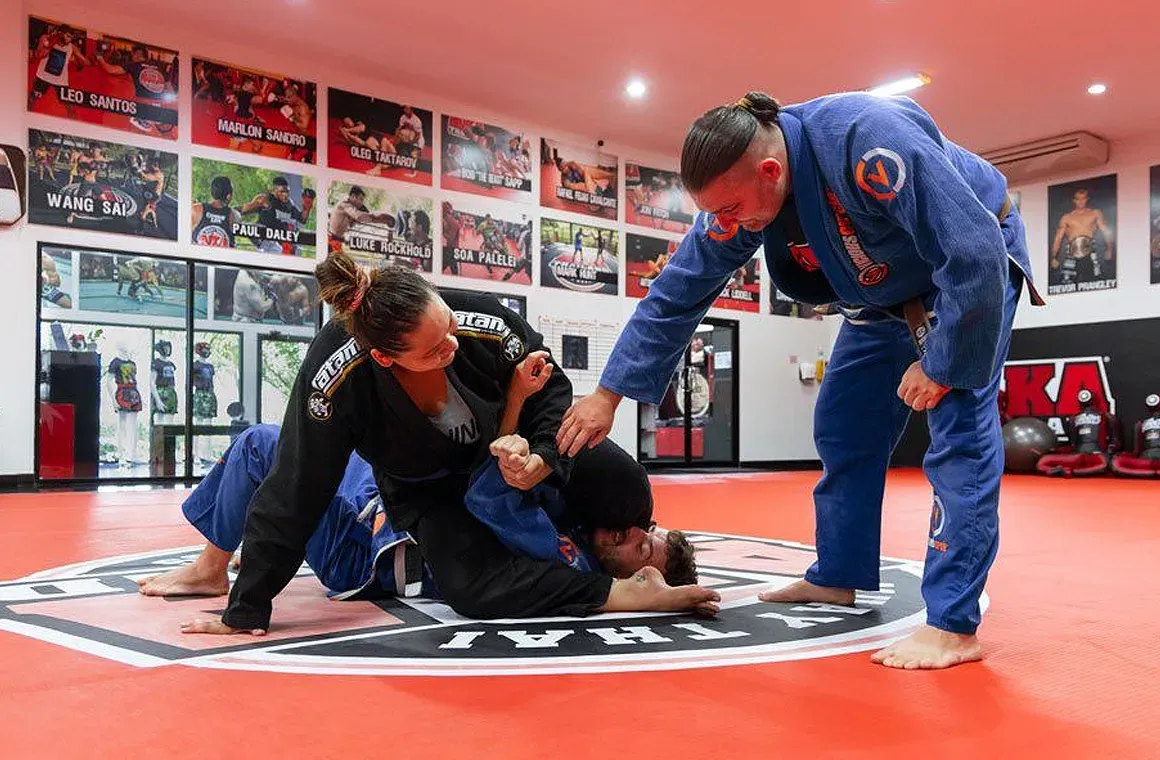 Train your way, at your own pace. Mix Muay Thai with BJJ, MMA, strength, yoga, or cardio—flexible schedules that balance intensity and recovery, perfect for beginners in the tropics.
