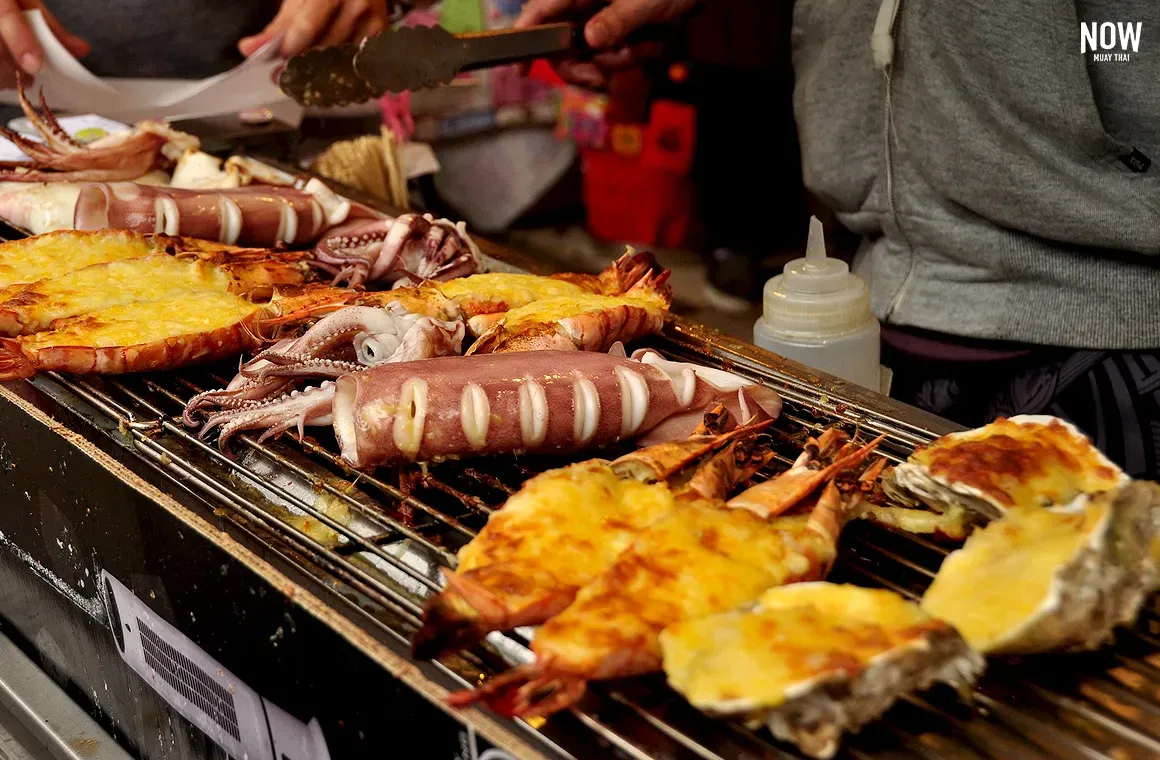 Krabi’s local food fuels recovery Fresh seafood gives your body the energy it needs after intense Muay Thai training. 