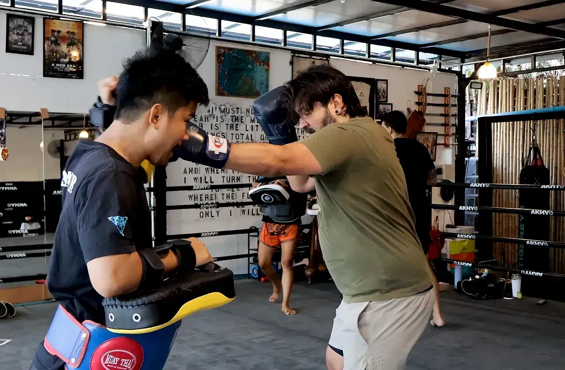 Muay Thai training adapts to your level, with trainers guiding every step inside a friendly Muay Thai gym.